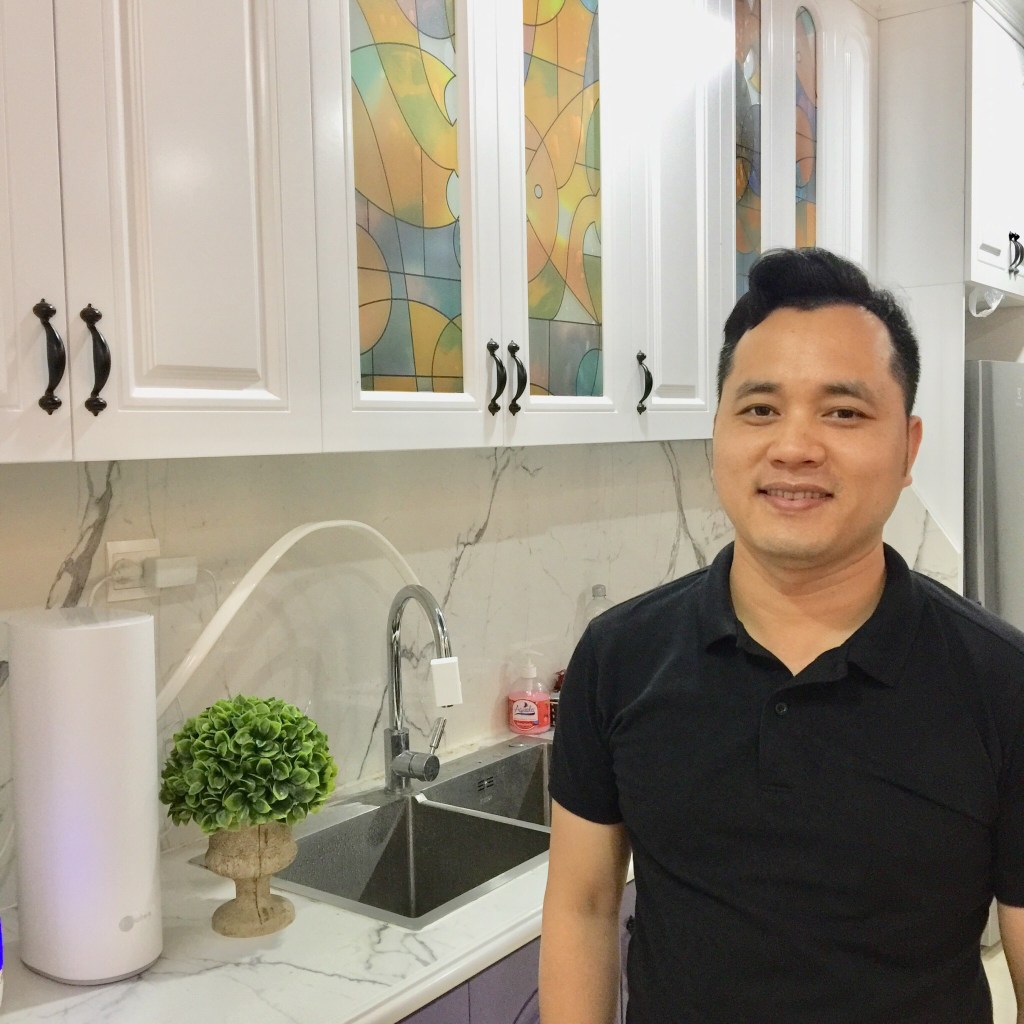 Ông chủ thiết kế thi công nội thất WoodPlus vui tươi bên máy lọc nước EcoSphere